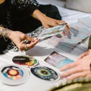 Ups! 5 Zodiak Ini Dikenal Punya Manner Paling Buruk, Kok Bisa?