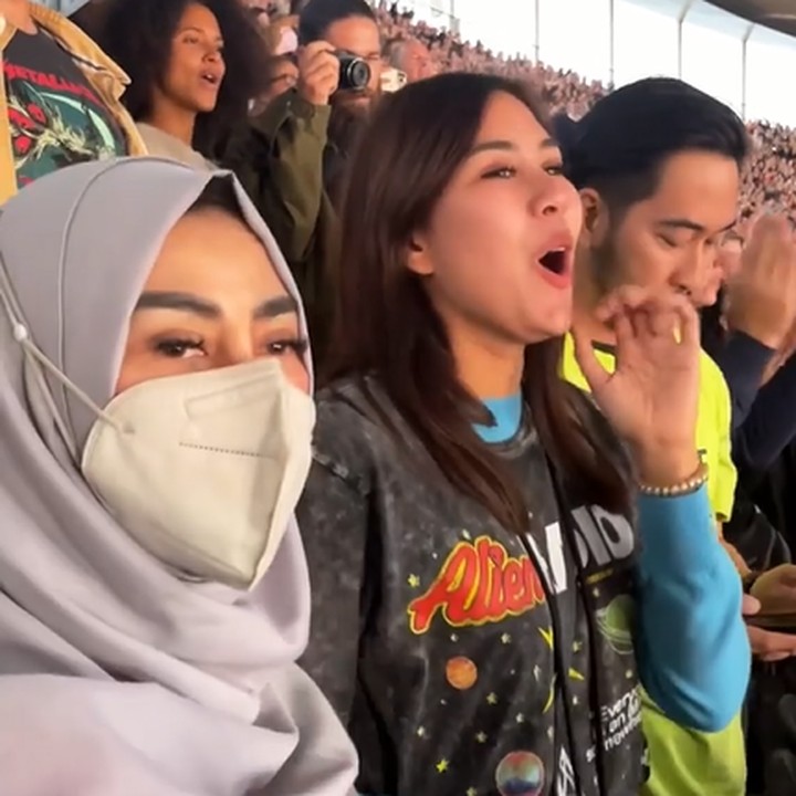 <p>Enggak hanya itu, Amy juga diajak menonton konser Coldplay lho, Bunda. Dalam video yang dibagikan, ia bersama anak dan menantunya tersebut terlihat amat menikmati pertunjukan. (Foto: Instagram @amy_r_qanita)</p><p></p><p></p>