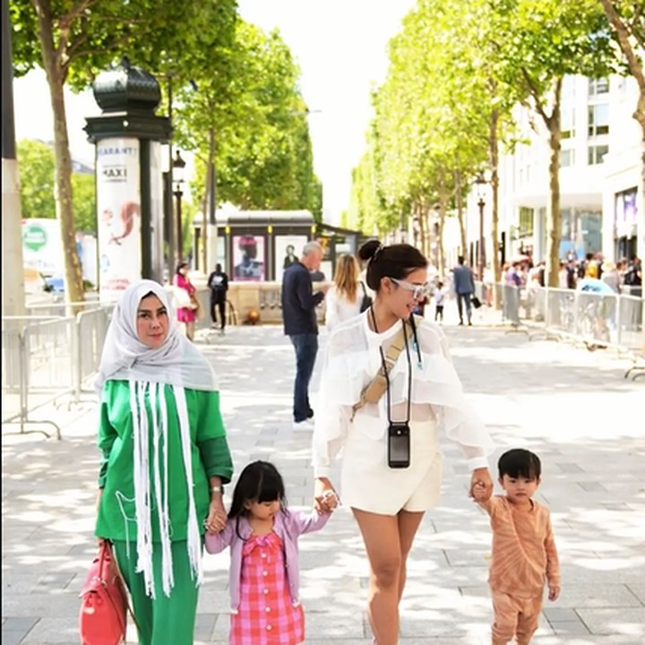 <p>Selama di sana, Amy bersama Syahnaz dan kedua cucunya mengabadikan banyak momen bersama.<br /><br /><br /></p>
