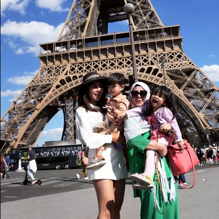<p>Ada banyak momen yang dibagikan Amy selama di Eropa, Bunda. Mulai dari potret-potret saat mengunjungi menara Eifel di Paris, hingga beberapa tempat menarik lainnya. (Foto: Instagram @amy_r_qanita)<br /><br /><br /></p>