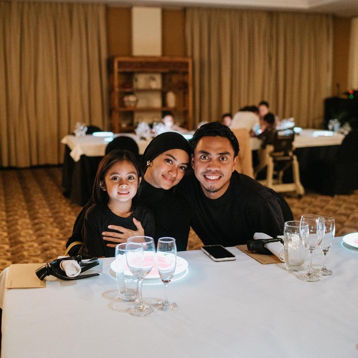 <p>Ayudia dan Ditto juga sering banget membagikan aktivitas mereka bersama sang buah hati, Dia Sekala Bumi. Salah satunya saat mereka sedang dinner bareng. (Foto: Instagram @ayudiac/ @Dittopercussion)</p>