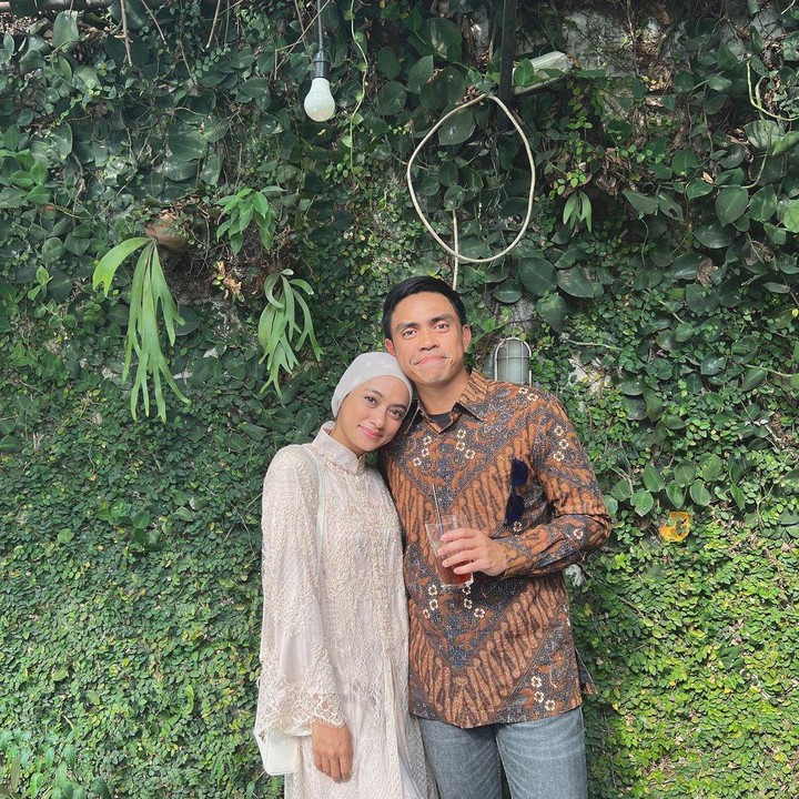 <p>Salah satu bisnis mereka yang cukup dikenal adalah kedai kopi dan kafe. Tak tanggung-tanggung, keduanya telah melebarkan sayap bisnis ini di beberapa tempat. (Foto: Instagram @ayudiac/ @Dittopercussion)</p>