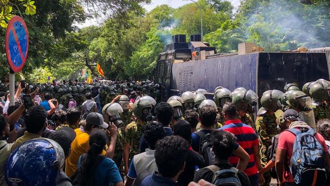 Massa menyerbu kantor PM Sri Lanka, Ranil Wickremesinghe. Penggerudukan terjadi setelah ia ditunjuk menjadi plt presiden menggantikan Gotabaya Rajapaksa.