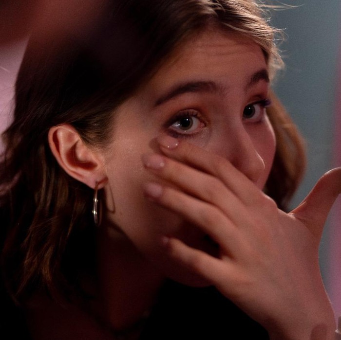 Efek samping penggunaan mascara yang sudah kadaluwarsa membuat mata merah.