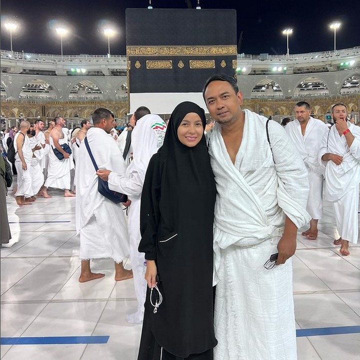 <p>Melalui akun Instagram, artis Meisya Siregar mem-<em>posting</em> ulang video unggahannya saat menunaikan wukuf ibadah Haji di tahun 2022. Dalam unggahan ini, Meisya memperlihatkan suasana di Arafah yang begitu damai, Bunda. "Arafah membuat berjuta manusia merasa rendah, kecil, dan hina di hadapan Allah. Berdiam diri bersama di padang Arafah yang panas dan gersang, berseragam ihrom. <em>Subhanallah</em> berasa beneran lagi di Padang Mahsyar nungguin dihisab semua perbuatan kita. <em>Replay</em> semua deh di kepala smua dosa dosa kita <em>Astaghfirullah</em>, hanya senja, angin dan debu yang jadi saksi," kata istri penyanyi Bebi Romeo ini. (Foto: Instagram @meisya__siregar)</p>