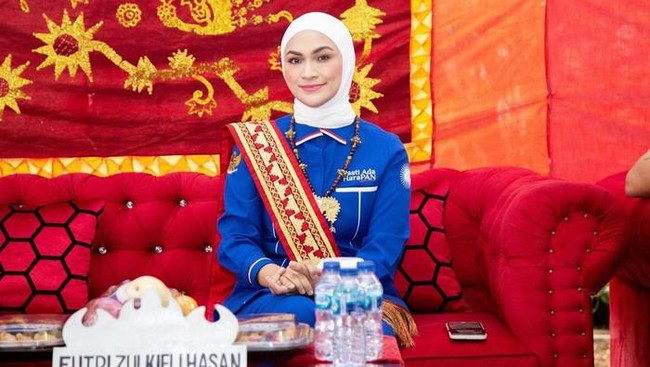 Futri Zulya Savitri dikampanyekan oleh sang ayah Menteri Perdagangan Zulkifli Hasan (Zulhas) saat membagikan minyak goreng curah di Lampung akhir pekan lalu.