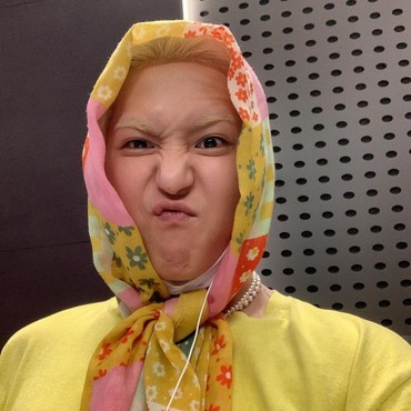 Mino WINNER Pakai Hijab Lokal Indonesia, Ternyata Hadiah dari Fans