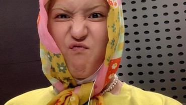 img-title Mino WINNER Pakai Hijab Lokal Indonesia, Ternyata Hadiah dari Fans