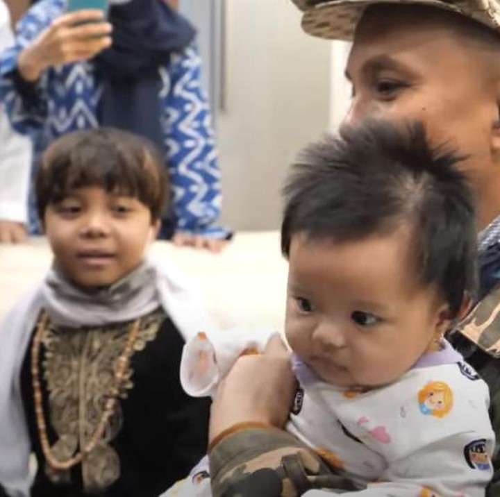 <p>Pertemuan itu berlangsung haru dan bahagia. Sebab, orang tua dan saudara Atta Halilintar sudah menantikan momen ini, Bunda. (Foto: YouTube Gen Halilintar)</p>