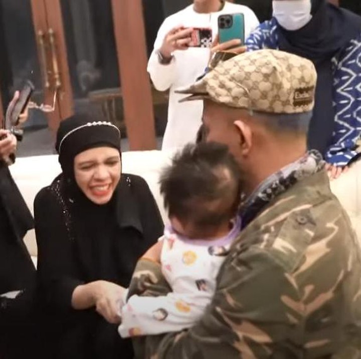 <p>Keluarga Gen Halilintar akhirnya ke Indonesia. Dalam kesempatan ini, mereka ingin bertemu dengan anggota baru mereka yaitu Ameena Hanna Nur Atta, anak Atta Halilintar dan Aurel Hermansyah. (Foto: YouTube Gen Halilintar)</p>