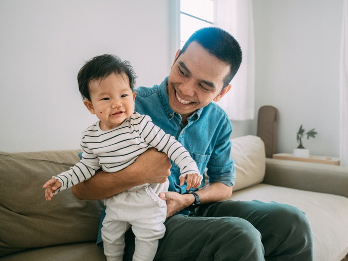 ilustrasi cara agar ayah mau ikut mengasuh anak