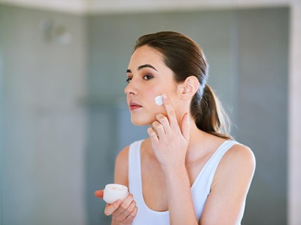 5 Cara Memperbaiki Skin Barrier yang Rusak, Sederhanakan Rutinitas Skincare Bun