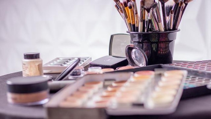 Ilustrasi makeup/Pexels.com/Photo by Anderson Guerra