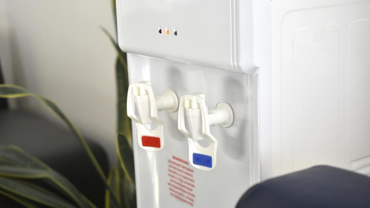 Water cooler with heating in the office