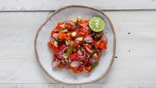 Sambal matah merupakan sambal tradisional khas Bali yang cukup populer dengan cita rasa gurih segar. Berikut cara membuat sambal matah.