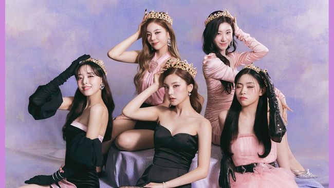 ITZY resmi comeback dengan merilis MV SNEAKERS dan album CHECKMATE pada Jumat (15/7).