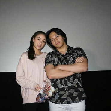 Caitlin Halderman Pose Berbusana Hitam, Komentar Jefri Nichol Disorot