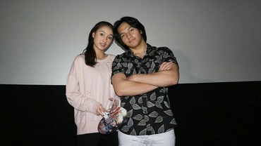 img-title Caitlin Halderman Pose Berbusana Hitam, Komentar Jefri Nichol Disorot