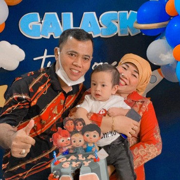 Disebut Artis Dadakan, Ibunda Fuji Nangis Sesenggukan