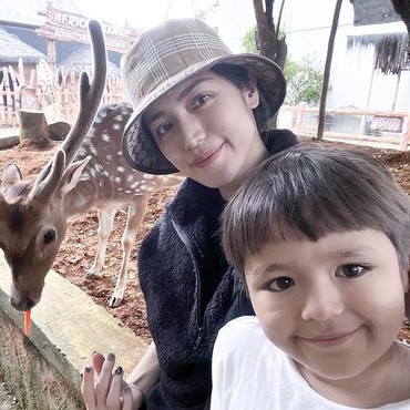 7 Potret Jedar Bawa Anak Liburan di Kebun Binatang Diseruduk Zebra