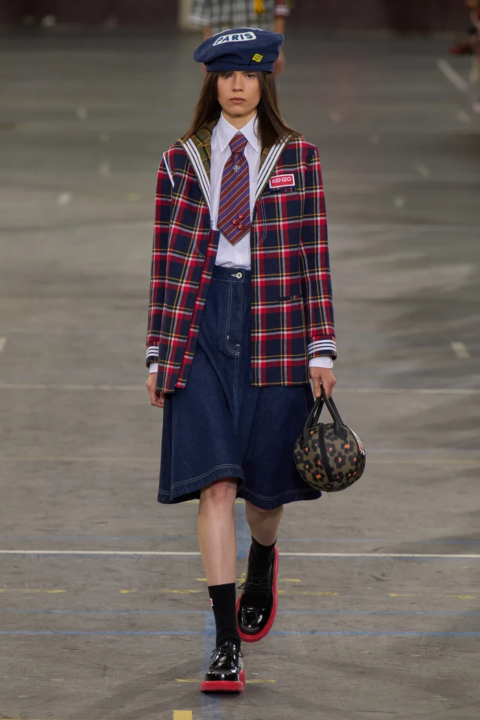 Belakangan dasi kembali jadi tren di ranah busana perempuan. Kenzo pun menampilkannay dalam styling yang lebih pendek dan retro. Foto: Filippo Fior/Gorunway/Vogue