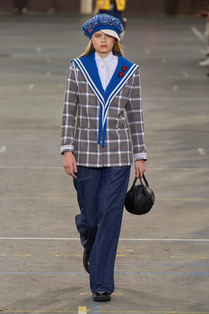 Jas bahkan hadir dengan aksen kerah serupa seragam pelaut, di mana memberi playful twist. Foto: Filippo Fior/Gorunway/Vogue