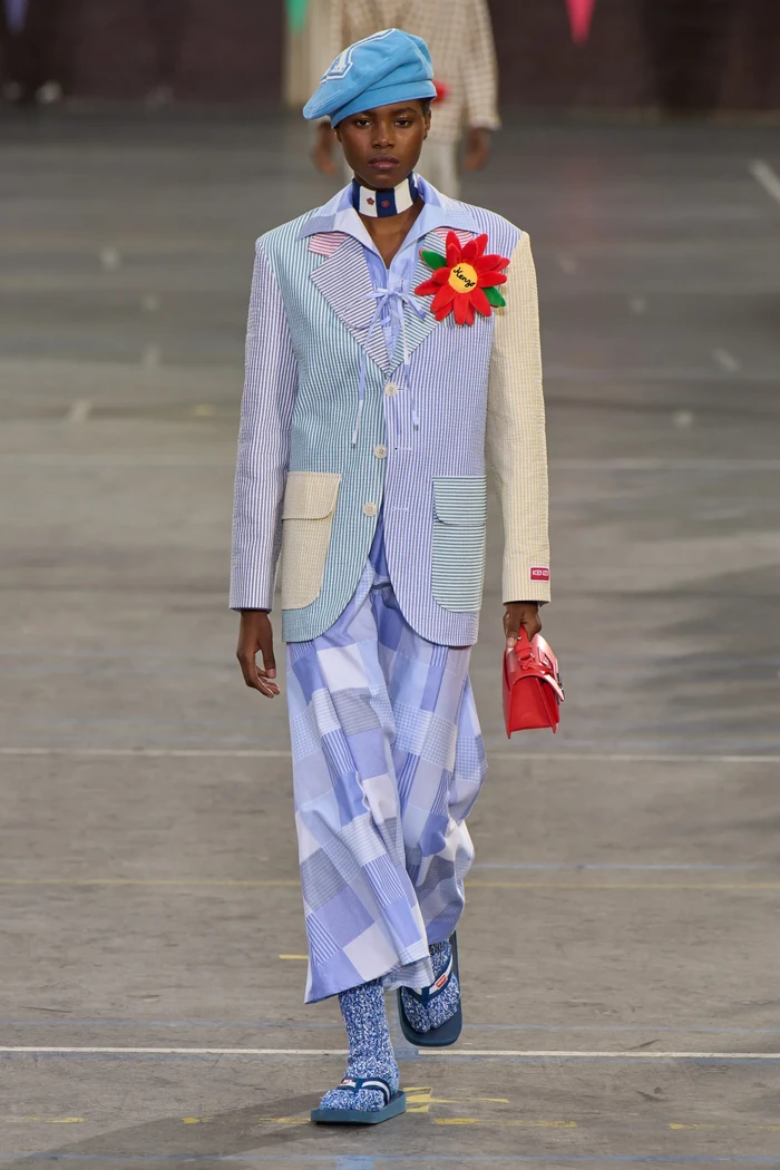 Aksesori berupa topi beret, syal, dan bros bunga serta alas kaki seperti sandal flip flop dan loafer turut jadi highlights. Foto: Filippo Fior/Gorunway/Vogue