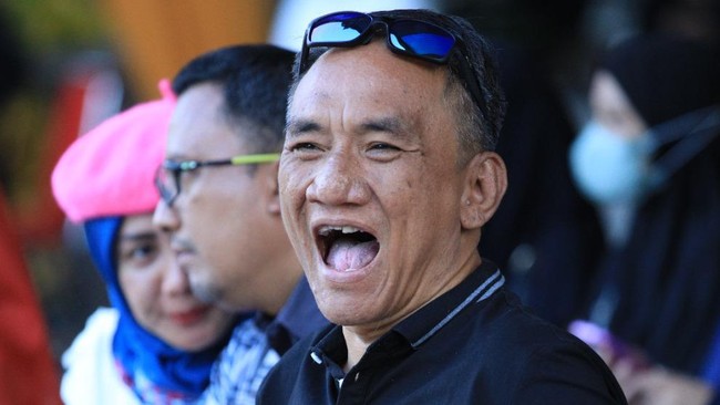 Ketua Bappilu Partai Demokrat Andi Arief melempar pertanyaan soal kesediaan koalisi Prabowo atau Ganjar Pranowo menerima Demokrat bergabung.