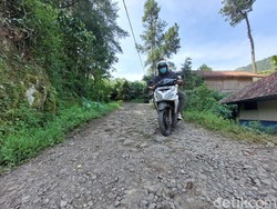 Respons Pemerintah soal Jalan Rusak di Pelosok Bandung Barat