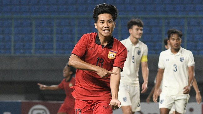 Kapten timnas Laos U-19 Chanthavixay Khounthoumphone menunggu video call Ketua Umum Federasi Sepak Bola Laos (LFF), Viphet Sihachakr.