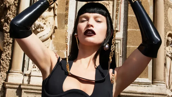 Lily James Nyaris Tak Bisa Dikenali saat Jadi Model Iklan Versace