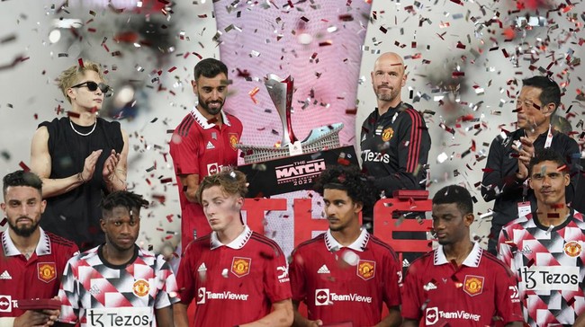 Manchester United disebut meninggalkan trofi Bangkok Century Cup di ruang pers usai mengalahkan Liverpool di Stadion Rajamangala 4-0, Selasa (12/7).