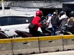 Duh! Terjebak di Jalur Busway, Pemotor Nekat Gotong Royong Bongkar Separator