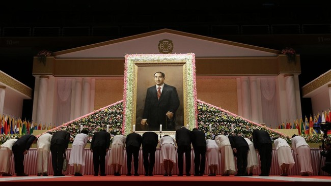 Pendeta Sun Myung Moon mendirikan Gereja Unifikasi pada 1954 di Korea Selatan, kemudian menyebar ke Jepang.