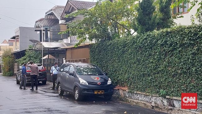 Teras rumah yang dipinjam anak buah Ferdy Sambo yakni milik Mantan Kasat Reskrim Polres Metro Jaksel AKBP Ridwan Rheky Nellson Soplanit.