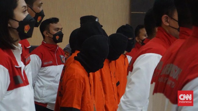 Tujuh orang anggota sindikat atau jaringan penyebar nomor kontak anak di bawah umur untuk dijadikan sasaran aksi eksibisionis ditangkap di enam provinsi.