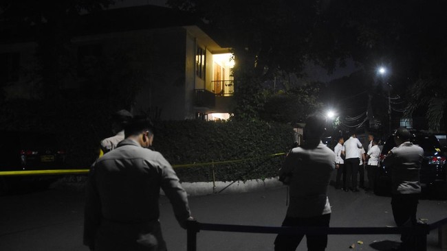 Kuasa hukum keluarga Brigadir J menyatakan keluarga tak percaya dengan hasil autopsi awal mendiang, dan meminta itu diulang oleh tim di luar Polri.