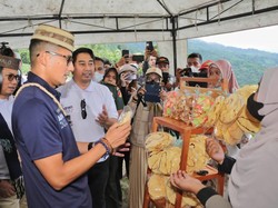 Sandiaga Ditantang Beri Nama Kerupuk Ubi Milik Emak-emak di Gorontalo