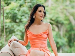 7 Potret Cantik Sophia Latjuba Pakai Dress Seksi Jadi Cewek Kue