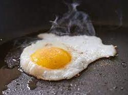 Tak Perlu Kompor, Wanita Ini Masak Telur Mata Sapi Pakai Panas Matahari