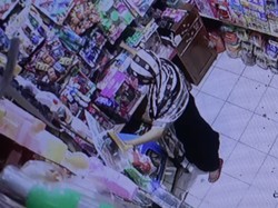 Terekam CCTV! Aksi Emak-emak di Polman Curi Duit di Toko Mainan