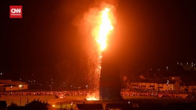 VIDEO: Irlandia Buat Api Unggun Tertinggi di Dunia