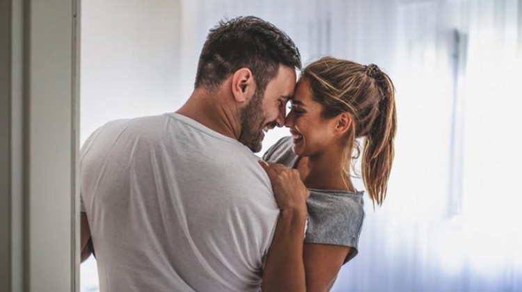 JANGAN DI RANJANG DAN SIAPKAN PELUMAS Tips seks kilat yang tetap memuaskan mungkin dibutuhkan oleh Bunda dan suami yang sibuk dan serba terburu-buru. Simak artikel berikut yuk.