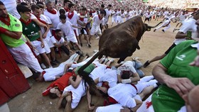 FOTO: Kembali Diseruduk Banteng di Festival San Fermin
