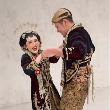 Gelar Pengajian Jelang Menikah, Via Vallen Tak Kuasa Tahan Air Mata