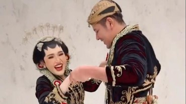 img-title Gelar Pengajian Jelang Menikah, Via Vallen Tak Kuasa Tahan Air Mata