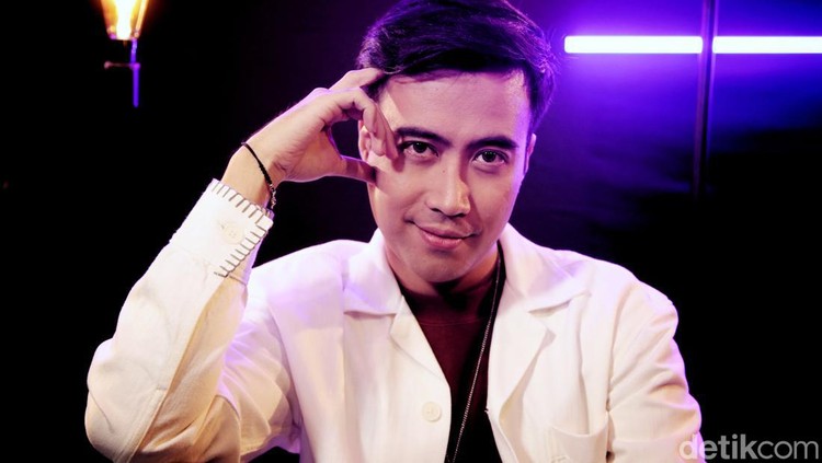 Penampilan Vidi Aldiano saat menjadi bintang tamu Main Stage dan berbincang dengan detikHot di kantor detikcom, Selasa (12/7/2022).