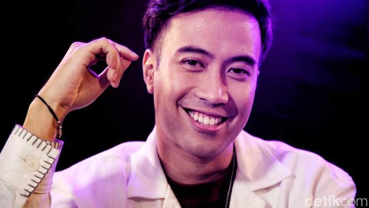 Penampilan Vidi Aldiano saat menjadi bintang tamu Main Stage dan berbincang dengan detikHot di kantor detikcom, Selasa (12/7/2022).