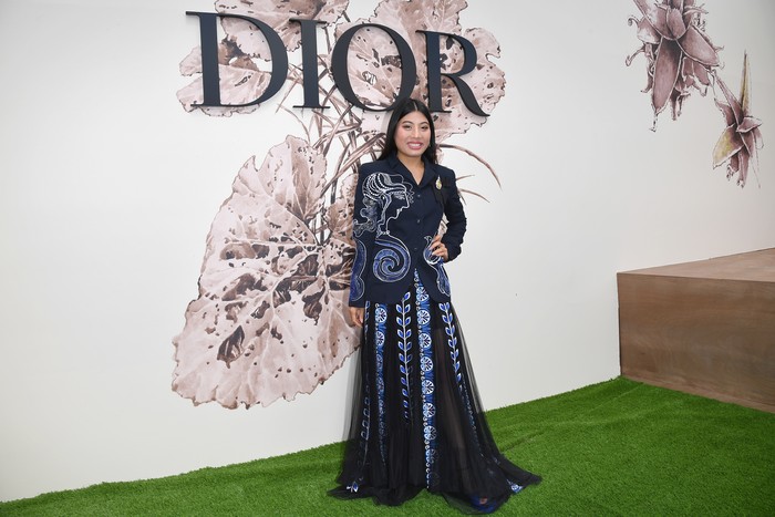 Kali ini ia tampak bereksplorasi dengan corak pada setelan rok rancangan Dior. Elegant but full of twist!Foto: WireImage/Dominique Charriau