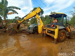 Alat Berat Diterjunkan Evakuasi Mobil-Puing Dampak Banjir Bandang Pati